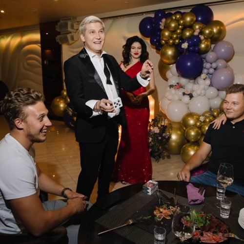 miami magician david frost performing interactive magic